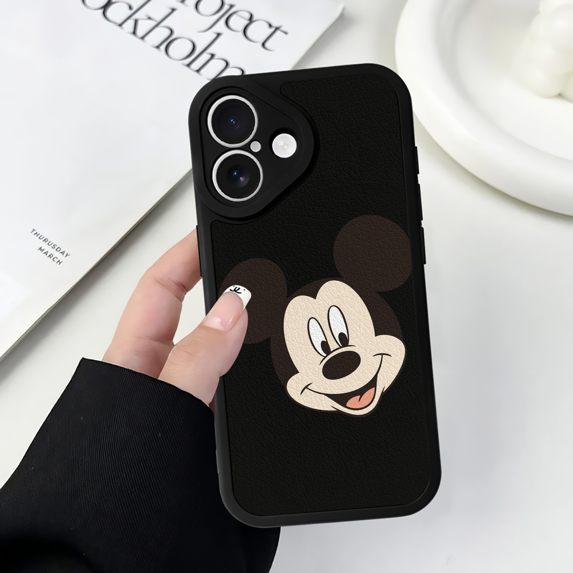 （画像用） ミッキーマウス Mickey Mouse 【iPhone 16シリーズ対応】シリコンスマホケース（レザー調） 材質：シリコン